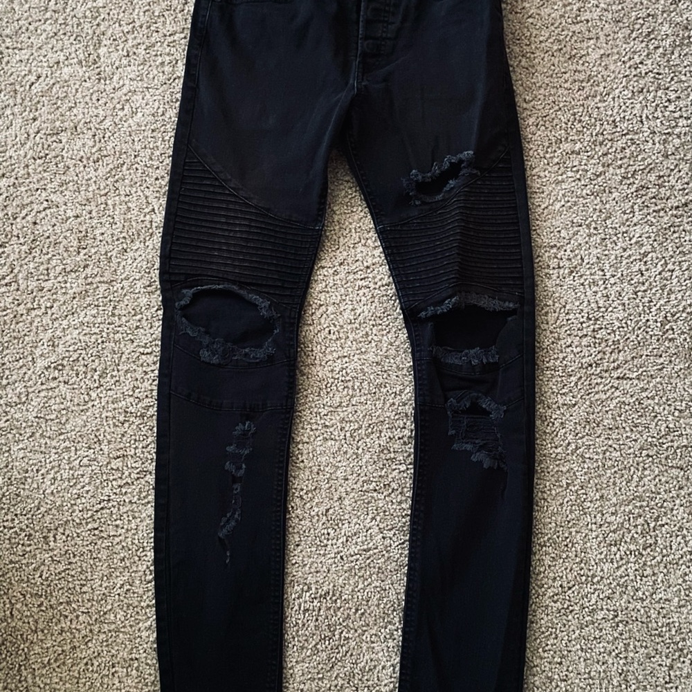 DIVIDED button fly, distressed, skinny jeans. Holes in all the right places.